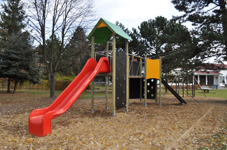 Детская игровая площадка Mice две башни с горкой, мостиком и стеной для лазания от компании МАФМАРКЕТ