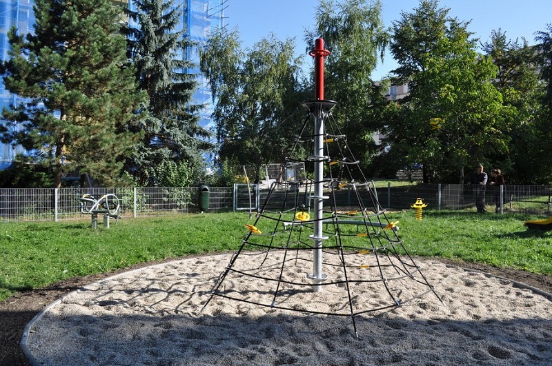 Детская игровая площадка Lucanus пирамида из сетки для лазания от компании МАФМАРКЕТ